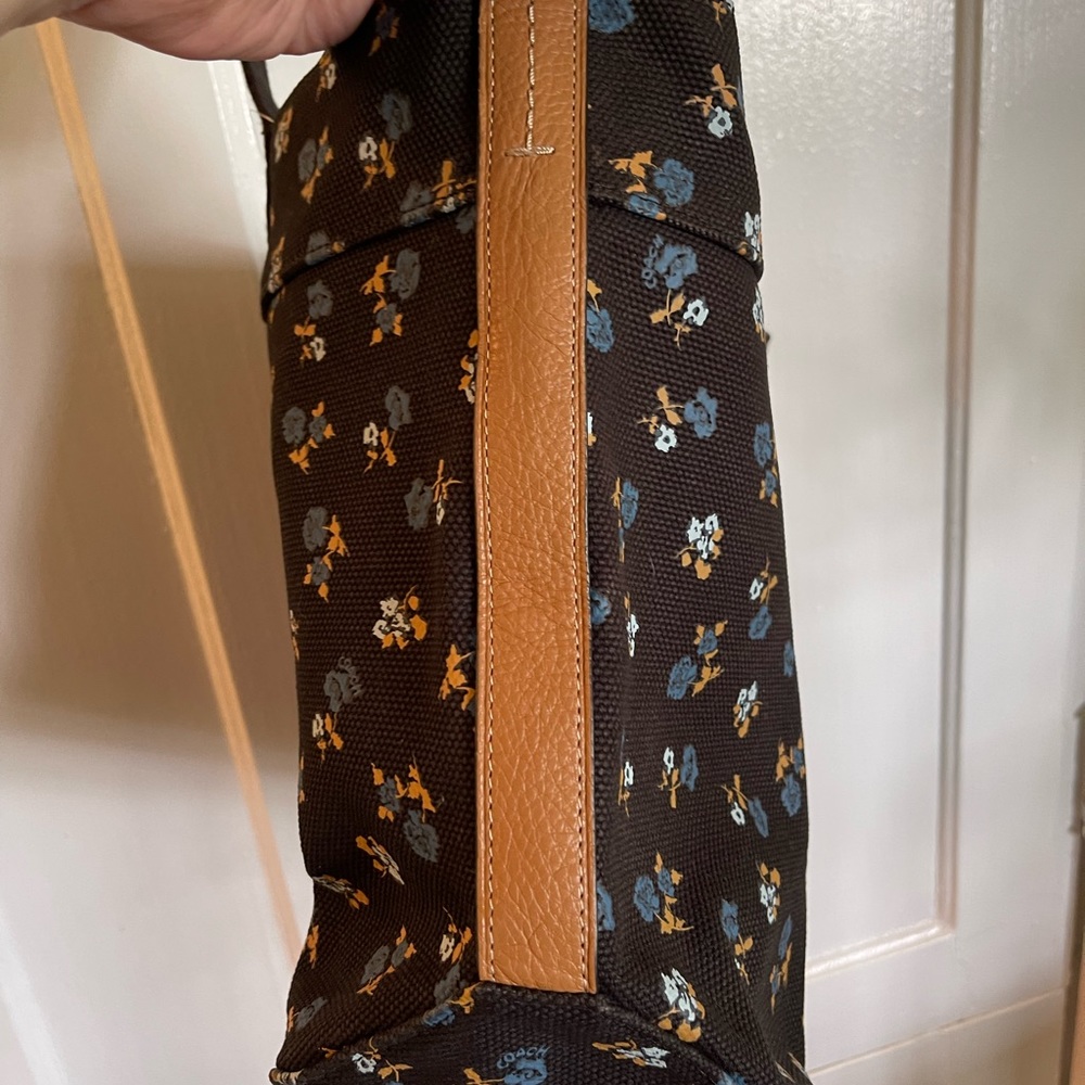Beautiful Coach bag. this bag is on eBay for $139 I will match that price - Picture 4 of 16